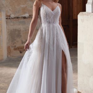 Robe de mariée ligne A avec perlage et fente, terminée par de délicates bretelles.