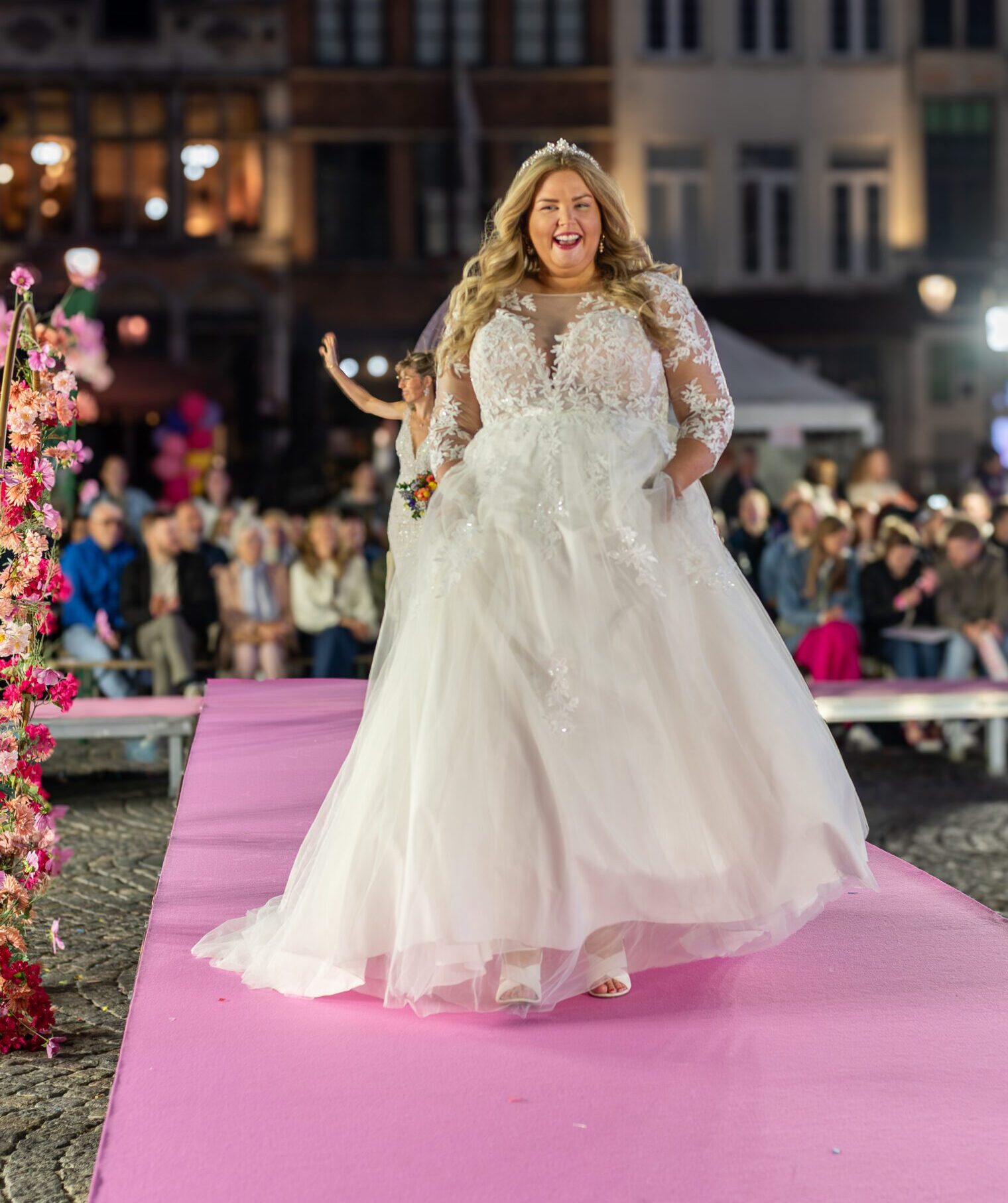 Romy in de bruidsjurk Mori van White One tijdens de modeshow op de Grote Markt te Mechelen