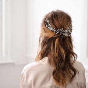 Le bandeau Rory est un article accrocheur de notre collection nuptiale, fabriqué en métal doré pliable. Ce bandeau peut être torsadé dans des boucles lâches ou placé dans un chignon pour compléter le look de votre grand jour.