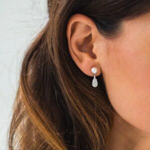 Les boucles d'oreilles Ariana Pearl, composées de magnifiques perles Swarovski et de pendentifs avec de minuscules cristaux.