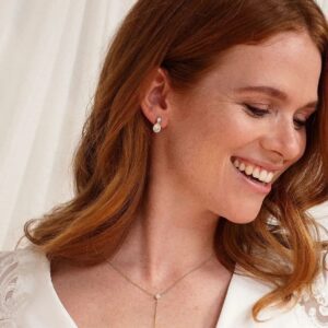 Le collier Lovey est un collier sophistiqué pour la mariée moderne, composé d'une chaîne sophistiquée et d'un magnifique cristal Swarovski et d'une perle.