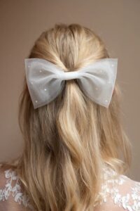 Donna: strik met haarkam ipv bruidssluier bij Lesage Bridal