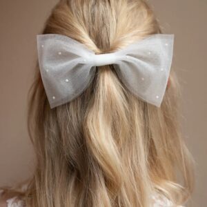Donna : nœud avec peigne à cheveux au lieu du voile de mariée chez Lesage Bridal