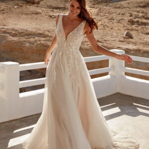Robe de mariée de rêve en tulle, dentelle et perles, couleur blush.