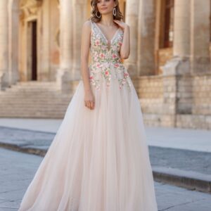 blush kleur trouwjurk met gekleurde bloemen