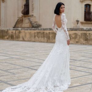 Robe de mariée Aurora en dentelle Chantilly française avec manches de la marque belge Jarice