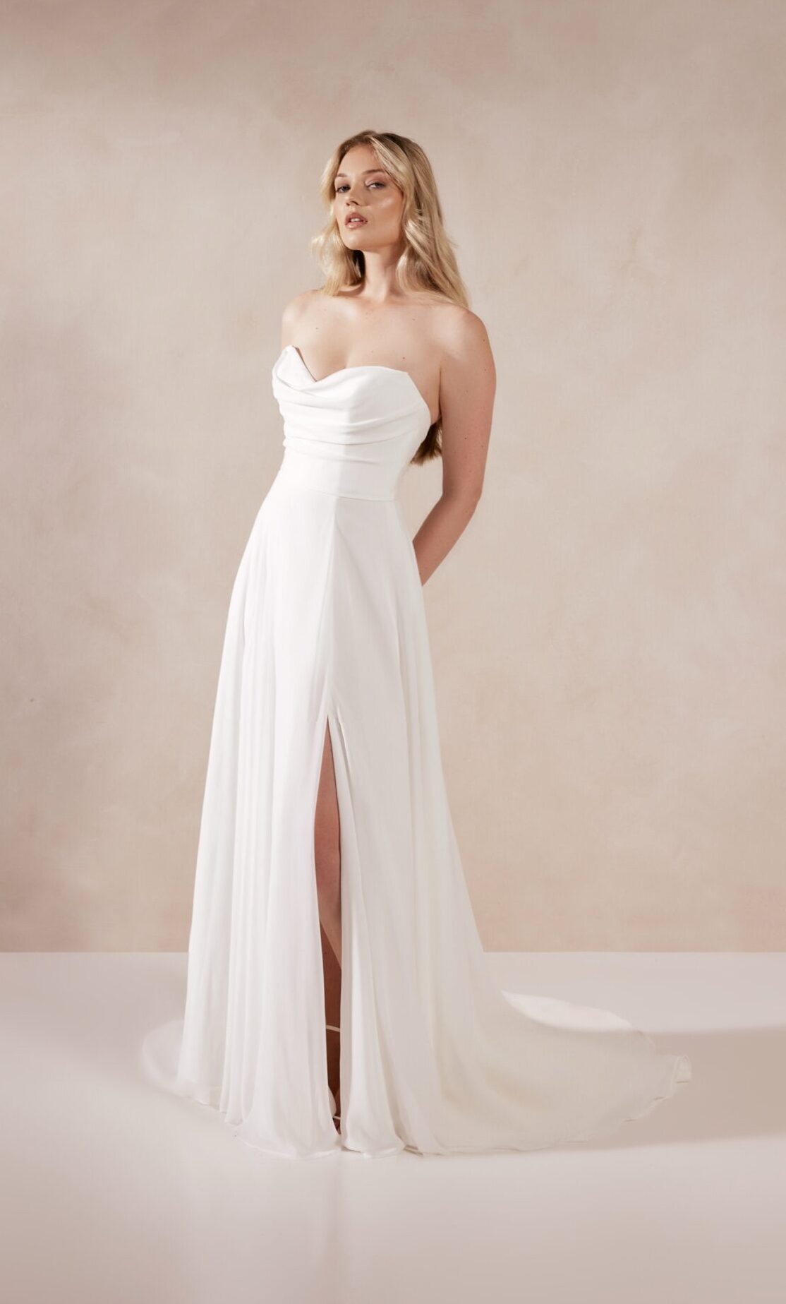 Moderne trouwjurk met split