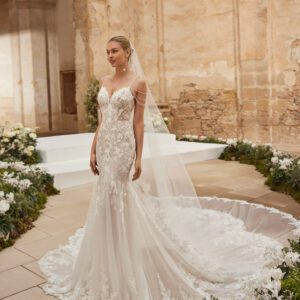 Marisela Aire Barcelona mermaid trouwjurk met indrukwekkende sleep, kant met pareltjes en prachtige afhangende parelbandjes. Tijdloos, klassevol én elegant