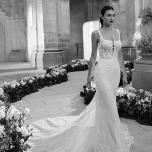 Maritza van Aire Barcelona, Rosa Clara. Klassevolle trouwjurk met parels en indrukwekkende sleep