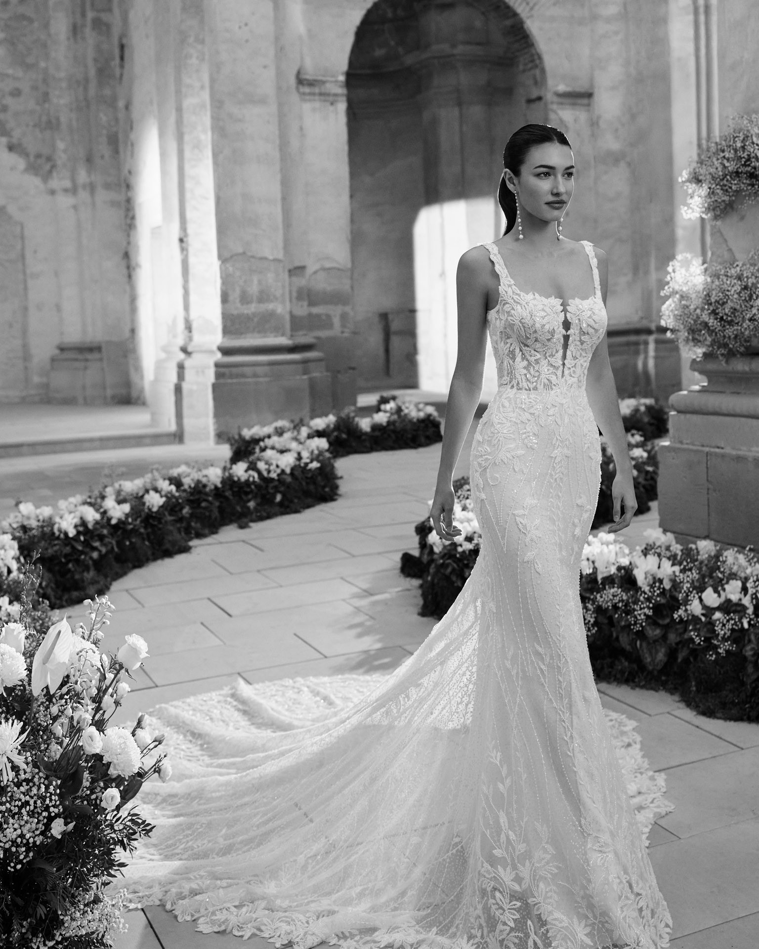 Maritza van Aire Barcelona, Rosa Clara. Klassevolle trouwjurk met parels en indrukwekkende sleep