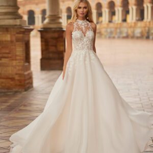 Kiora van Aire Barcelona by Rosa Clara: klassevolle A-lijn trouwjurk gemaakt in organza met haltertop en prachtige rugdecolleté