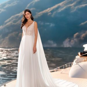 Quisme Aire Barcelona by Rosa Clara : A-lijn trouwjurk in georgette met kralen. Diepe halslijn, bandjes en V-rug.