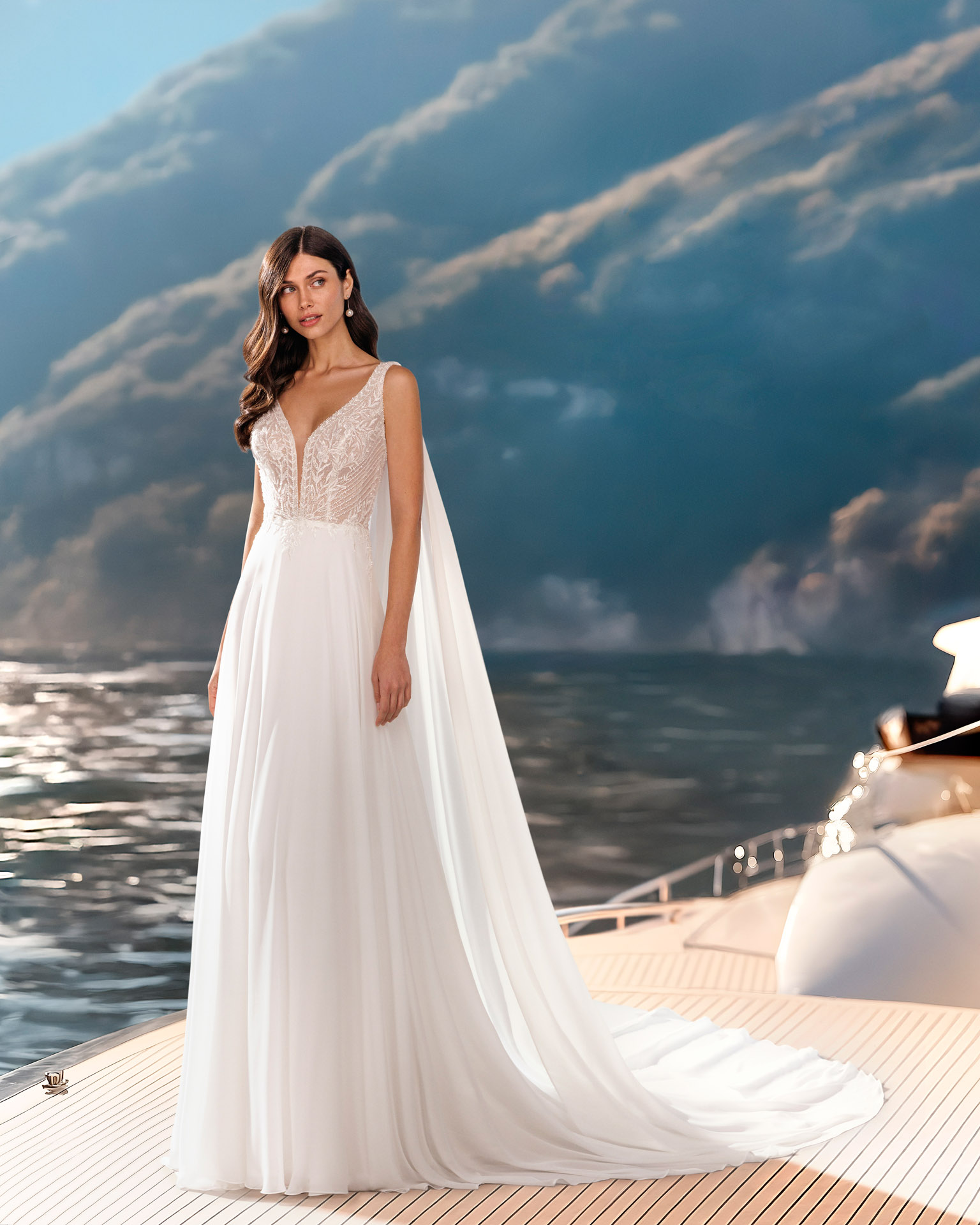 Quisme Aire Barcelona by Rosa Clara : A-lijn trouwjurk in georgette met kralen. Diepe halslijn, bandjes en V-rug.