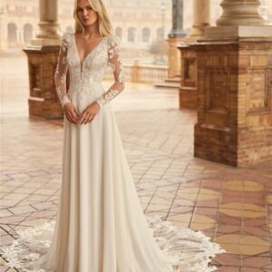 kamal A-lijn trouwjurk met kanten sleep en afneembare mouwen van Aire barcelona by Rosa Clara