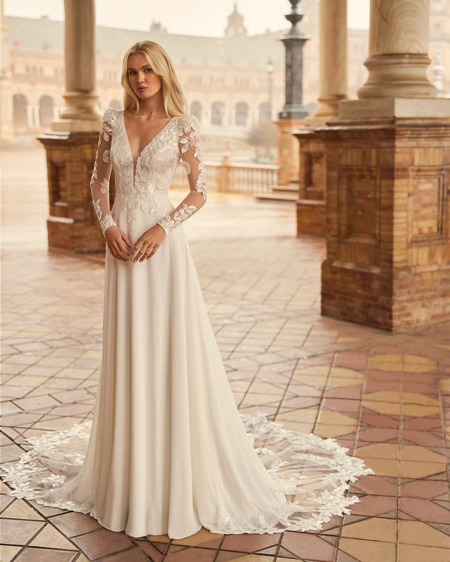 kamal A-lijn trouwjurk met kanten sleep en afneembare mouwen van Aire barcelona by Rosa Clara