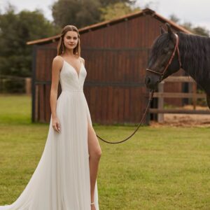 Niler Alma Novia by Rosa Clara. Zeer verfijnde A-lijn trouwjurk met plissé bovenstuk en split.