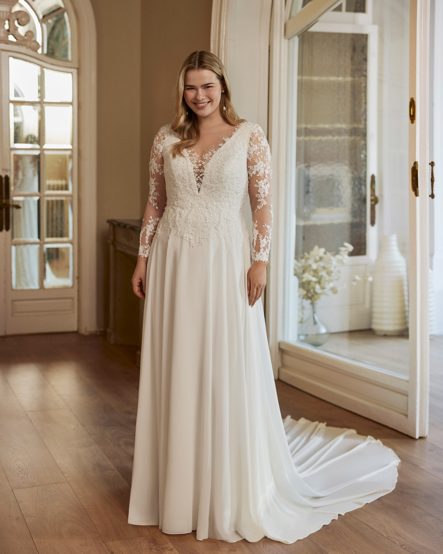 Weida Martha Blanc curvy collection by Rosa Clara chiffon trouwjurk met kant en mouwen