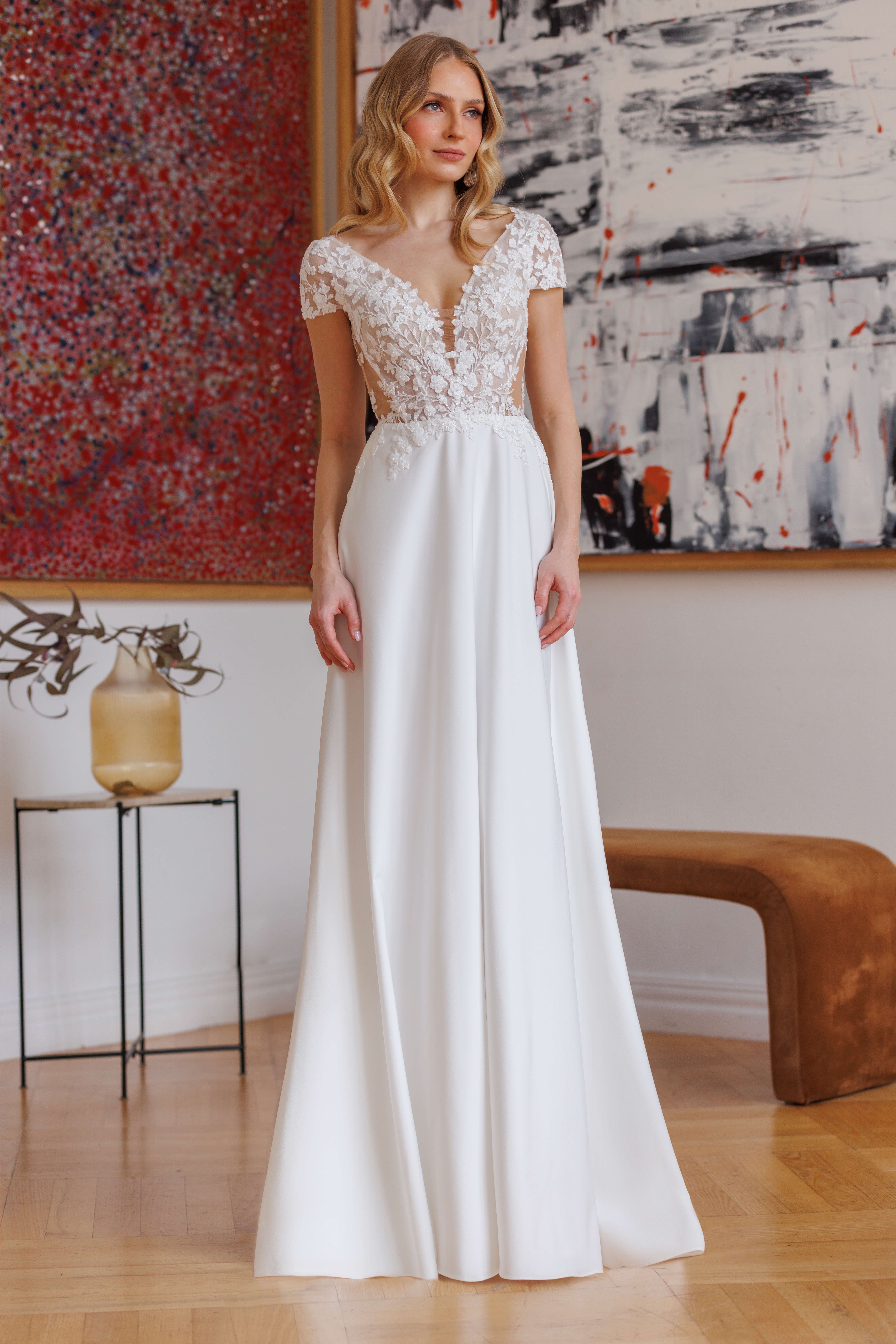 Anna trouwjurk met kanten bovenstuk, kapmouwtjes en kant in de sleep