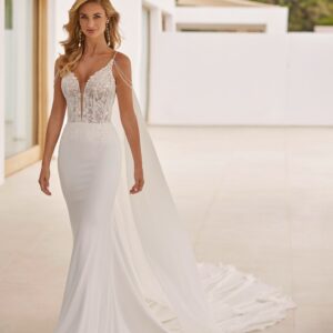 Sadoc van Adriana Alier Rosa Clara, zeemeermintrouwjurk met kanten bovenstuk en afhangende parelbandjes.