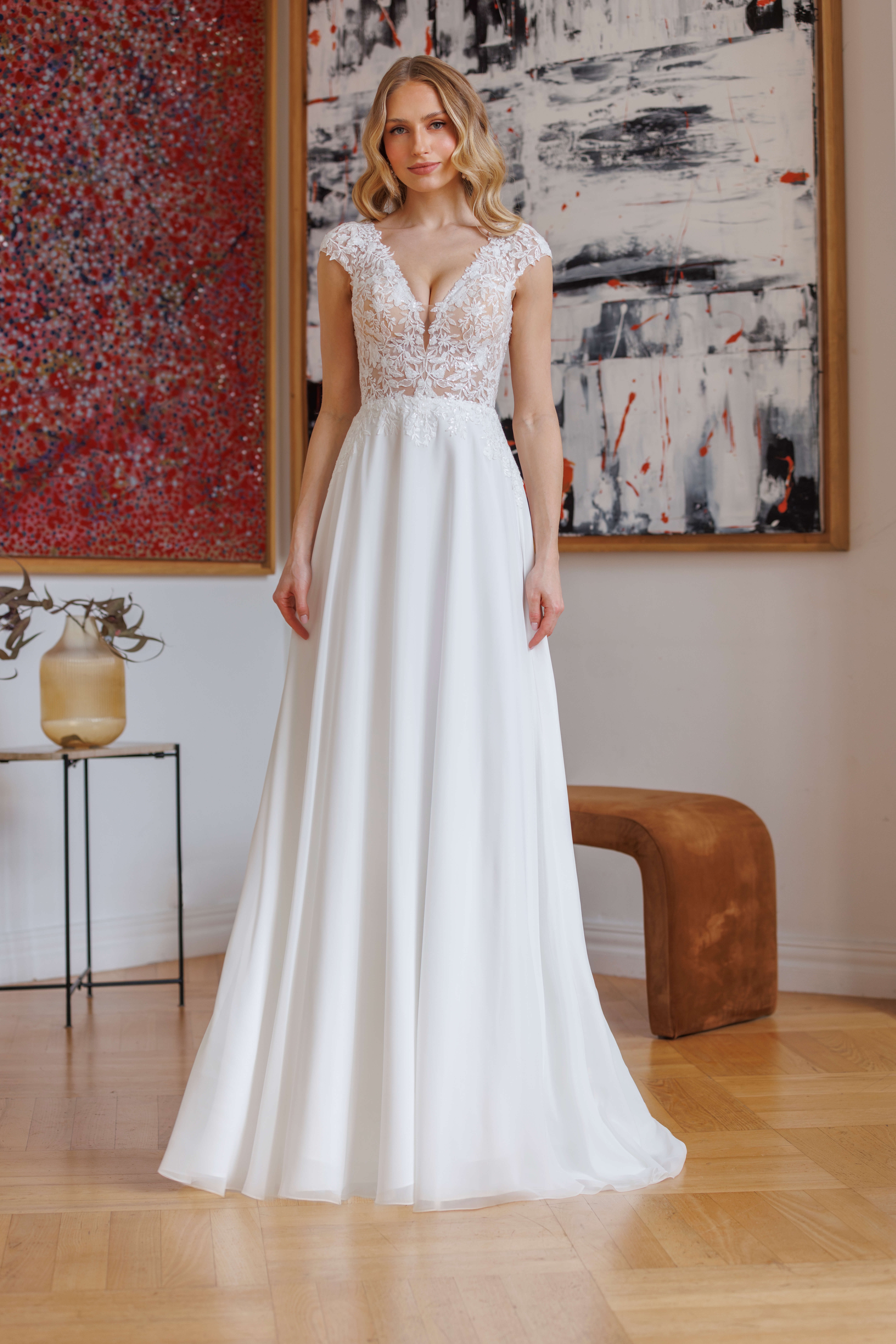 trouwjurk august Jarice A-lijn kanten bovenstuk met kapmouwtjes