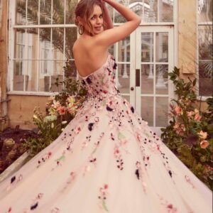 gekleurde trouwjurk met bloemen