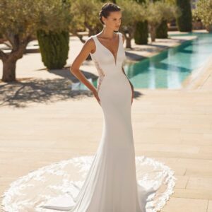 sasha Adriana alier by Rosa Clara zeemeermintrouwjurk met kant in de taille en sleep.