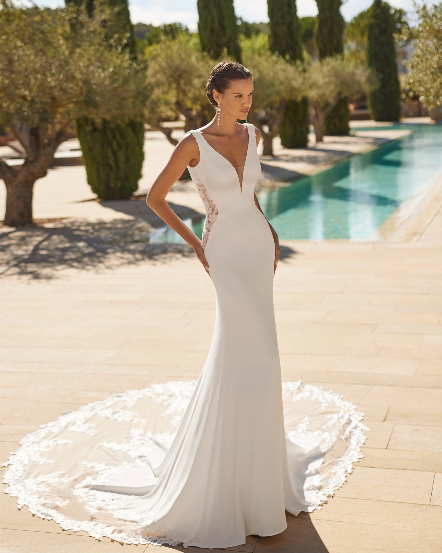 sasha Adriana alier by Rosa Clara zeemeermintrouwjurk met kant in de taille en sleep.