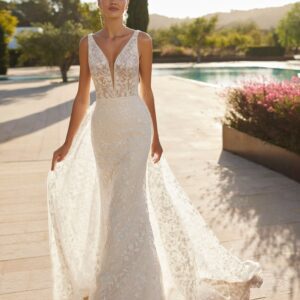 Senin: aansluitende trouwjurk met aparte overrok van Adriana Alier by Rosa Clara