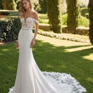 Danae Adriana Alier by Rosa Clara. Prachtige trouwjurk met kant in de sleep en afneembare bandjes