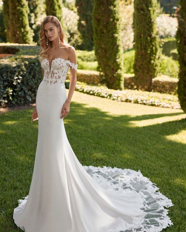 Danae Adriana Alier by Rosa Clara. Prachtige trouwjurk met kant in de sleep en afneembare bandjes
