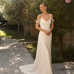 mara: minimalistische trouwjurk met 3D bloemetjes en rugdrappage van Alma Novia by Rosa Clara
