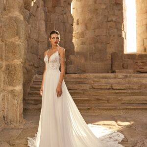 Paraiso: elegante trouwjurk met kanten bovenstuk, parelbandjes en prachtige kant in de sleep van Adriana Alier by Rosa Clarà