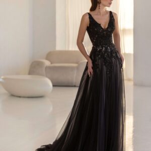 Leila zwarte trouwjurk gothic trouwen in kleur gedurfd romantisch trouwkleed tule mythisch raven