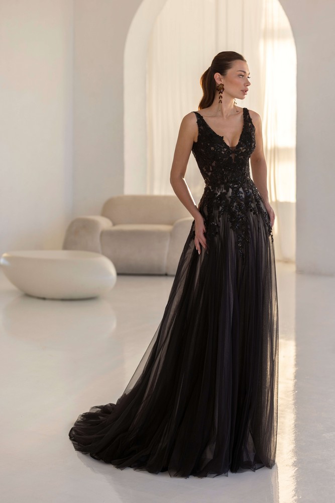 Leila zwarte trouwjurk gothic trouwen in kleur gedurfd romantisch trouwkleed tule mythisch raven