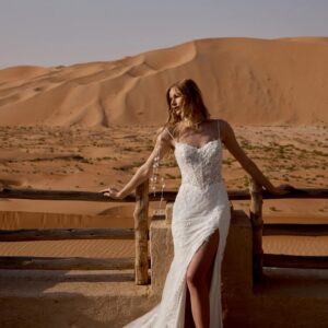 Iliara 66488 met split, aansluitende trouwjurk met basque waist en kant.