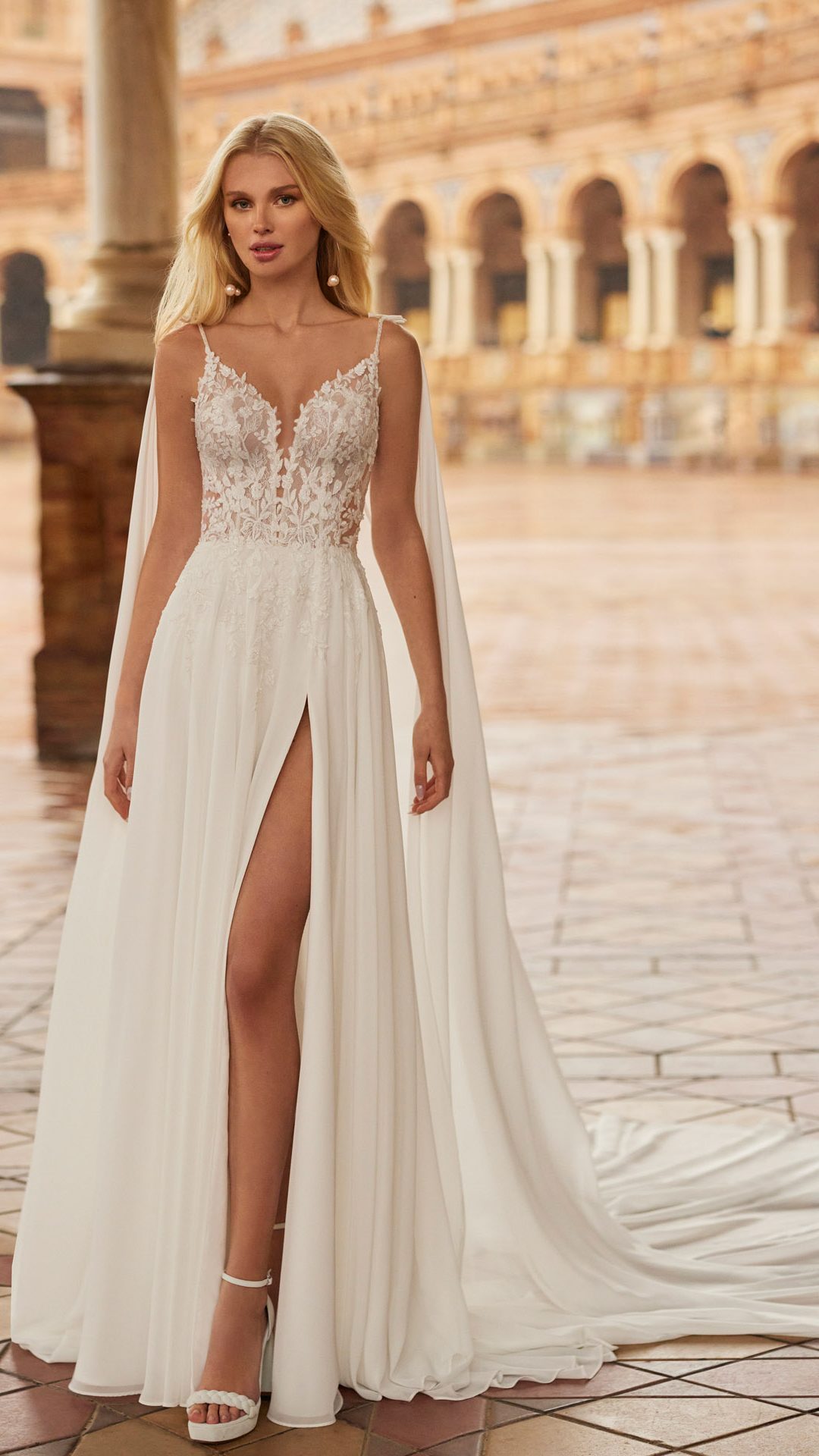 Kaliz Aire Barcelona by Rosa Clara sexy A-lijn trouwjurk met split