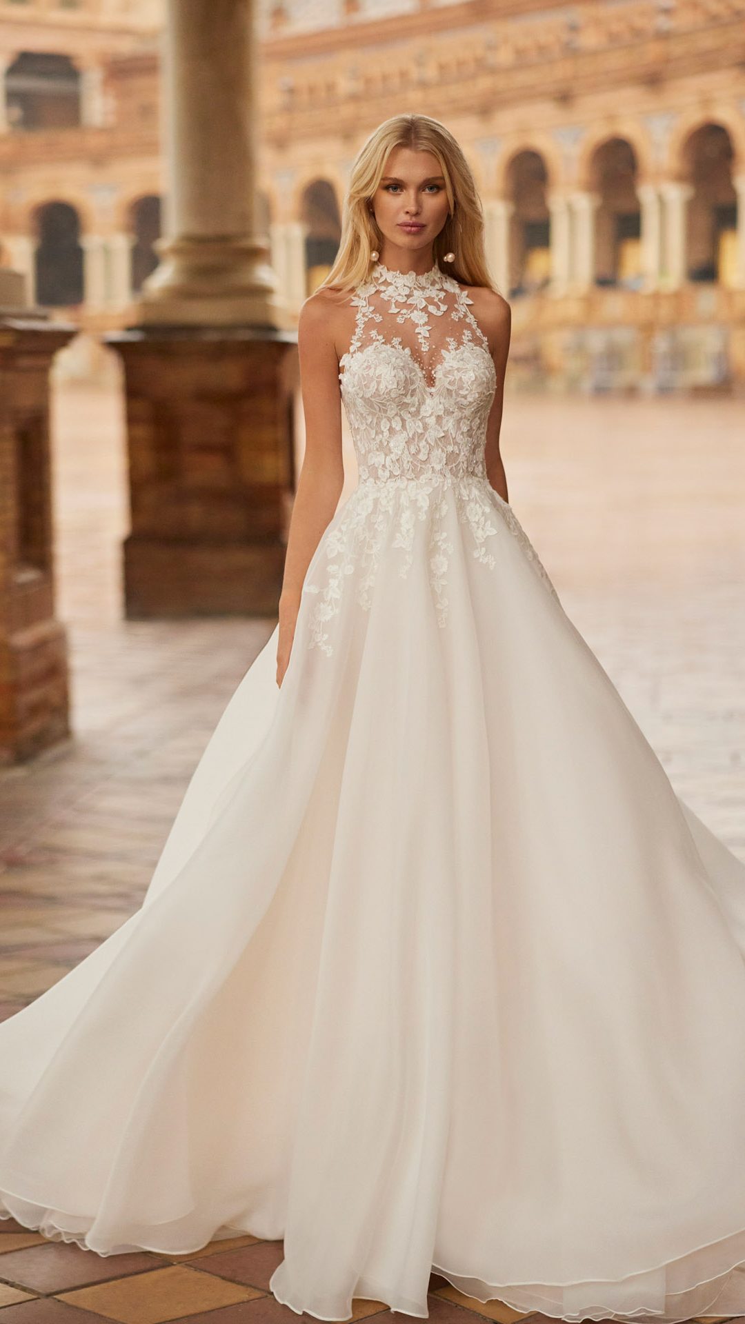 Kiora van Aire Barcelona by Rosa Clara: klassevolle A-lijn trouwjurk gemaakt in organza met haltertop en prachtige rugdecolleté