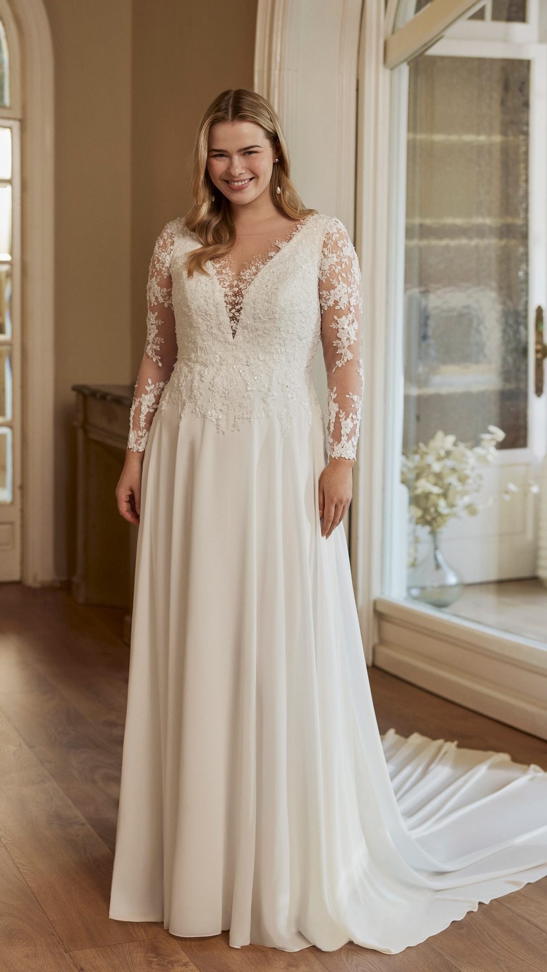 Weida Martha Blanc curvy collection by Rosa Clara chiffon trouwjurk met kant en mouwen