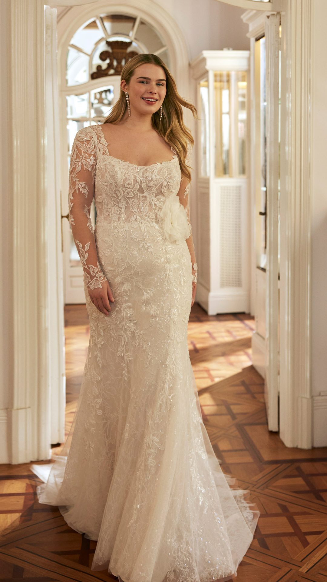 Welsy Martha Blanc is een sensuele trouwjurk met kanten lijfje, sweetheart halslijn, open rug en chiffon rok van Rosa Clara