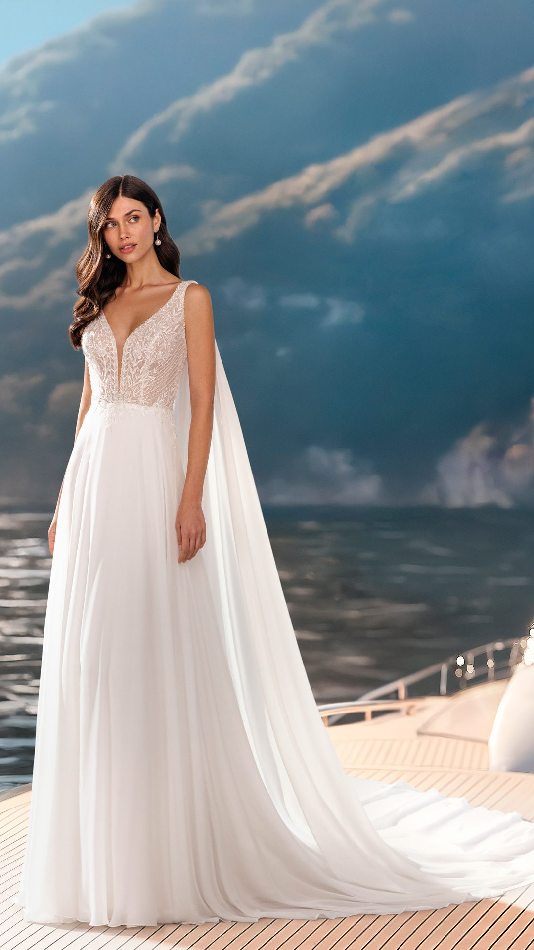 Quisme Aire Barcelona by Rosa Clara : A-lijn trouwjurk in georgette met kralen. Diepe halslijn, bandjes en V-rug.