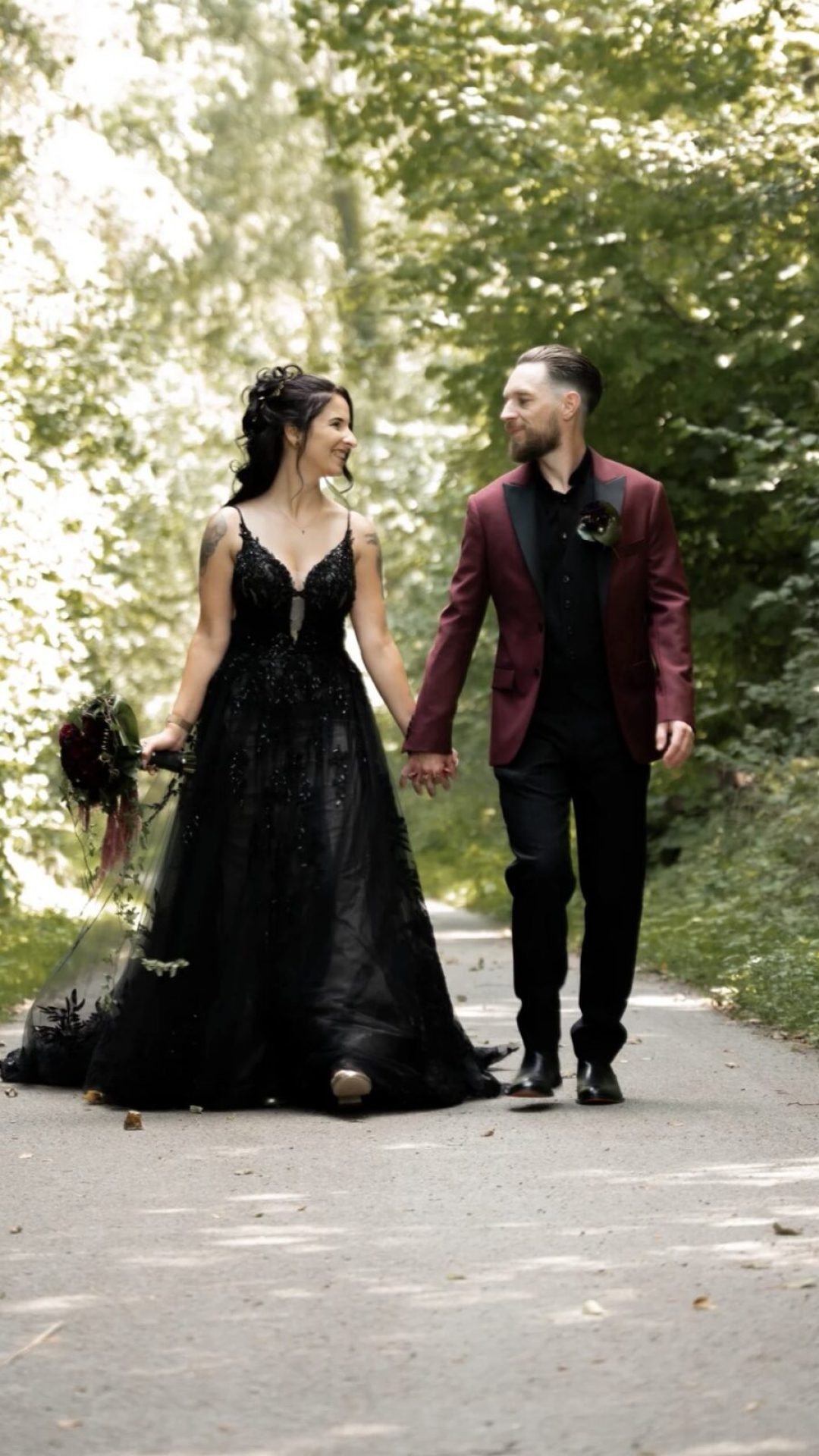 morgana zwarte trouwjurk gothic trouwen in kleur gedurfd romantisch trouwkleed tule mythisch raven