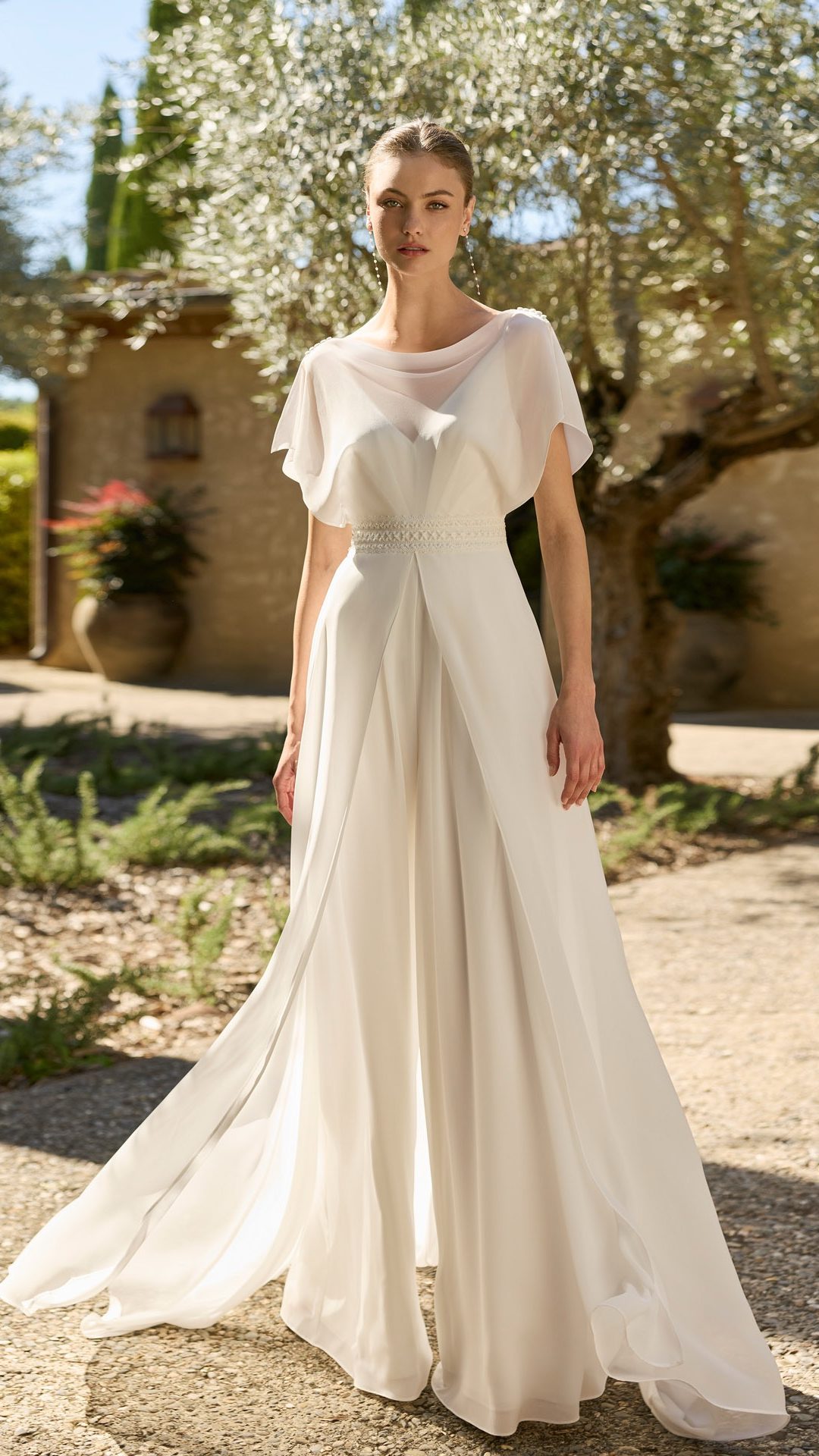 madona jumpsuit met overjurk van alma novia by Rosa Clara