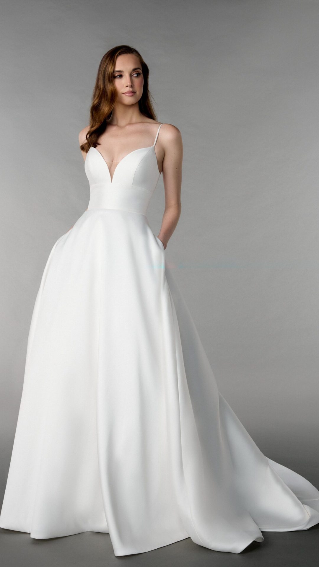 minimalistische trouwjurk in mikadostof met fijne bandjes en zakken