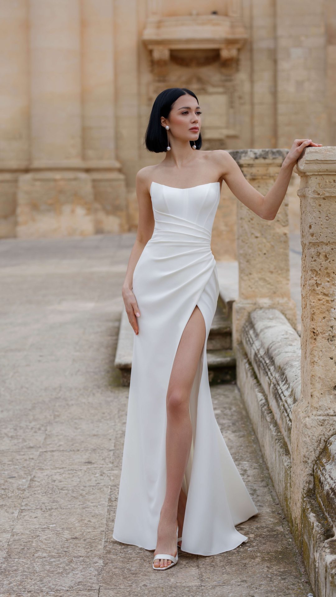 Wanda Jarice: minimalistische strapless trouwjurk met split