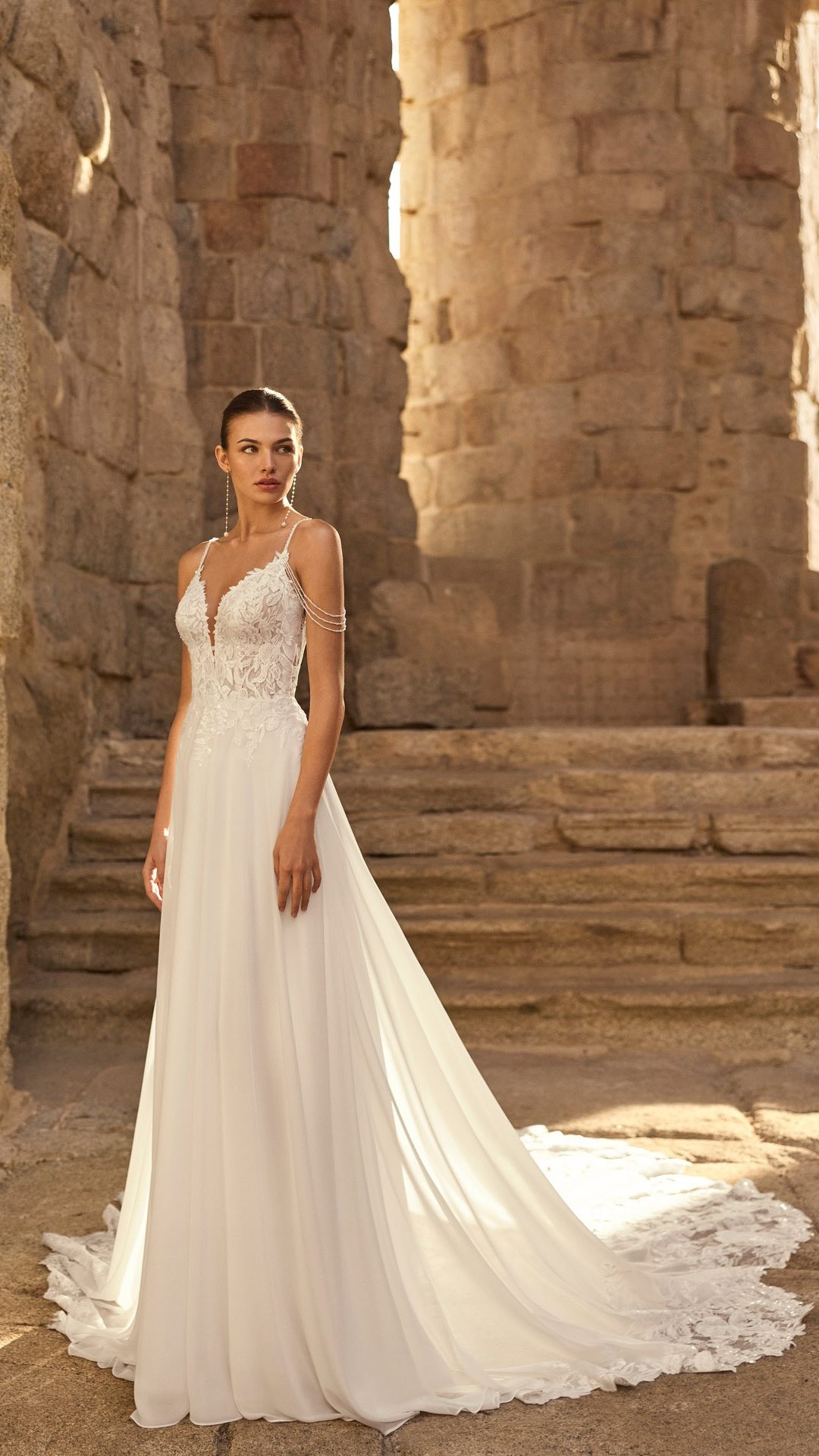 Paraiso: elegante trouwjurk met kanten bovenstuk, parelbandjes en prachtige kant in de sleep van Adriana Alier by Rosa Clarà