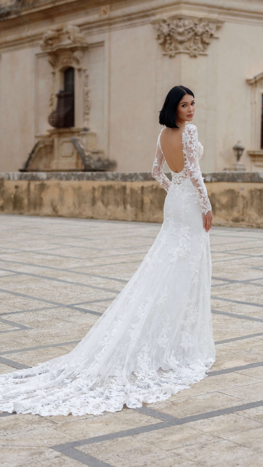 Robe de mariée Aurora en dentelle Chantilly française avec manches de la marque belge Jarice