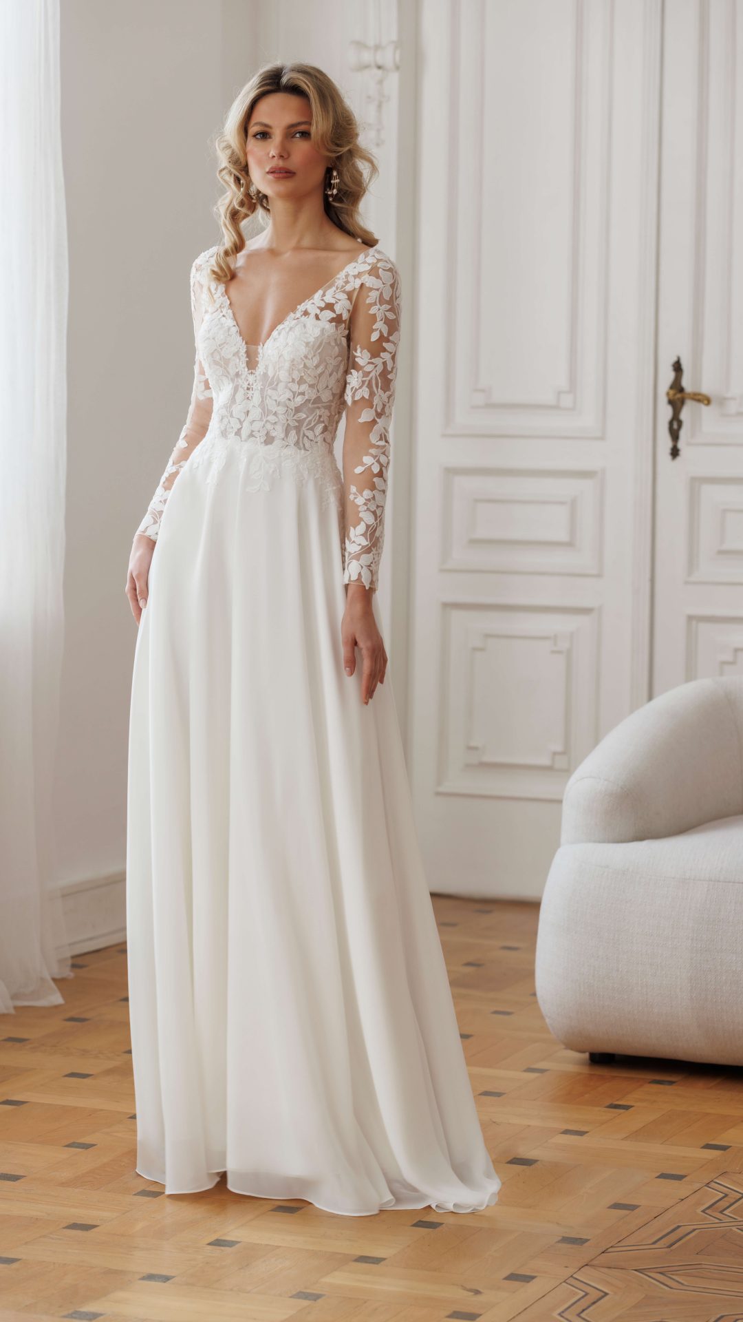 A-lijn trouwjurk met lange mouwen, kanten sleep en prachtige parelketting op de rug