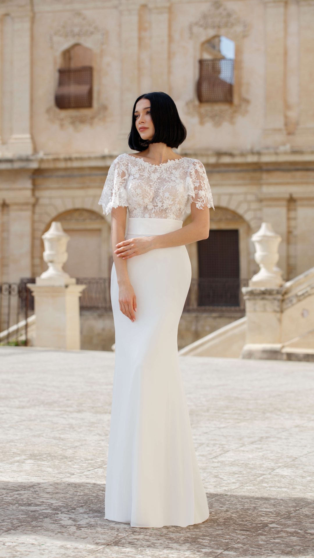 zeemeermin trouwjurk met kanten bovenstuk , tailleband en vlindermouwen. Elegant van Jarice