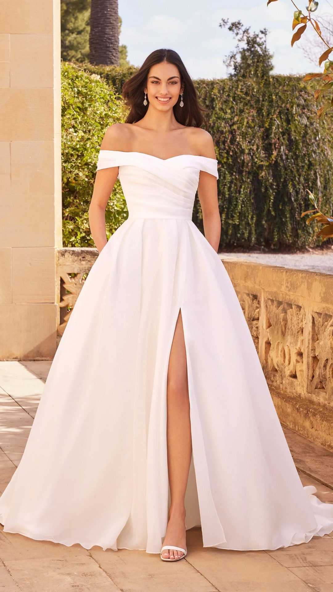 Aylish organza trouwjurk met geplisseerd korset die licht en romantisch is Justin Alexander