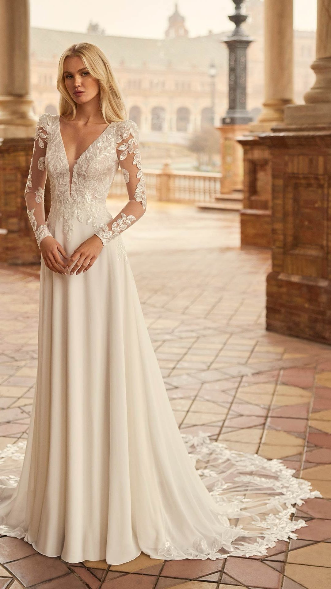 kamal A-lijn trouwjurk met kanten sleep en afneembare mouwen van Aire barcelona by Rosa Clara